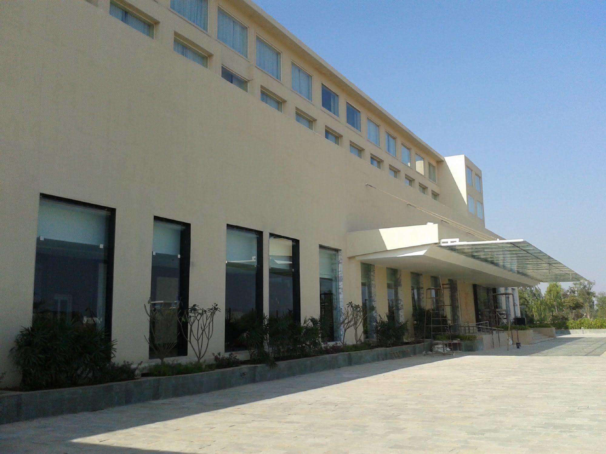 Courtyard By Marriott Bilaspur Exterior photo